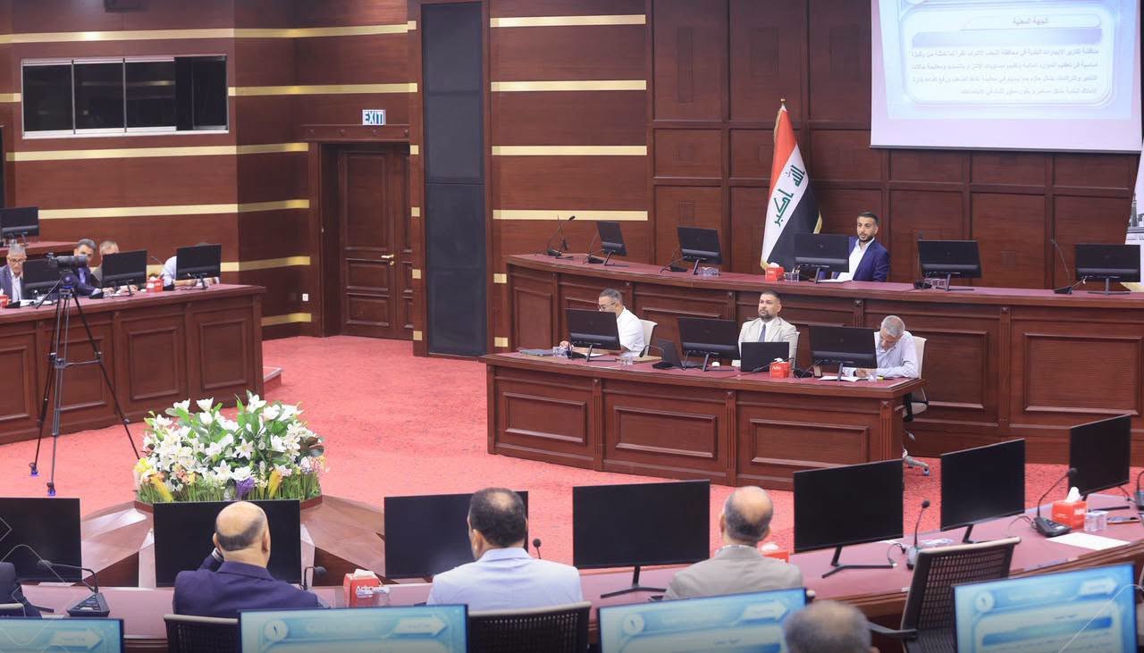 محافظة النجف تناقش مستوى الأداء الحكومي في دوائرها